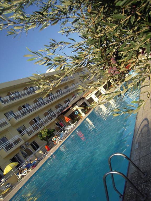 Sunquest Gardens Holiday Resort Лимасол Екстериор снимка